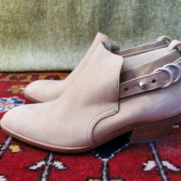 Tan suede bootie - Picture 5 of 9